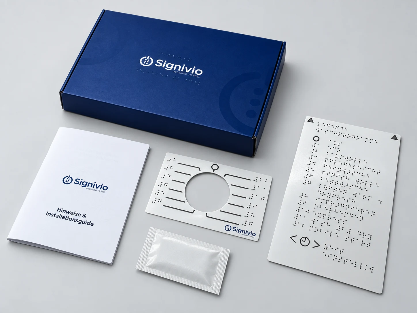 Visualisierung des Lieferumfangs: blauer Signivio-Karton, Aufkleber, Braille-Legende, Anleitung und verpacktes Alkohol-Pad.